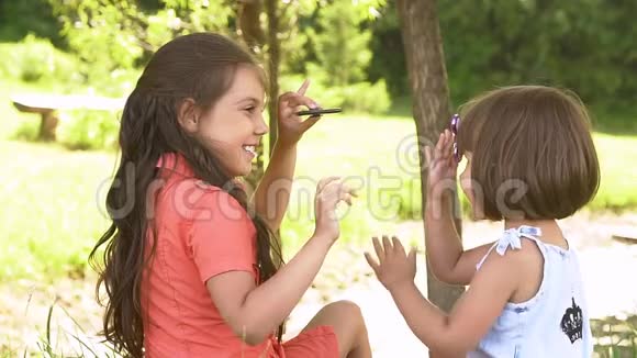 两个女孩姐妹玩坐立不安旋转慢动作视频的预览图