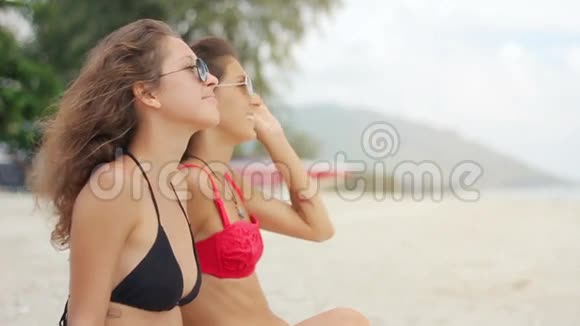 两个女人在海滩上晒日光浴视频的预览图
