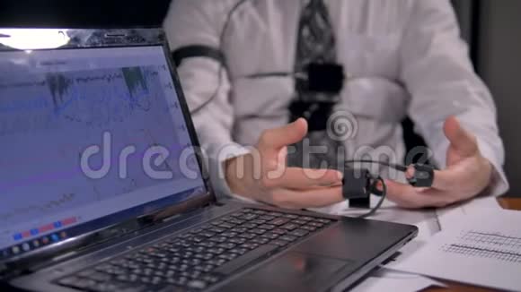 笔记本电脑屏幕上的彩色图形对男性颤抖的手有反应视频的预览图