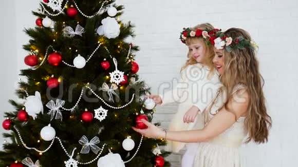 一家人围着圣诞树新年假期视频的预览图
