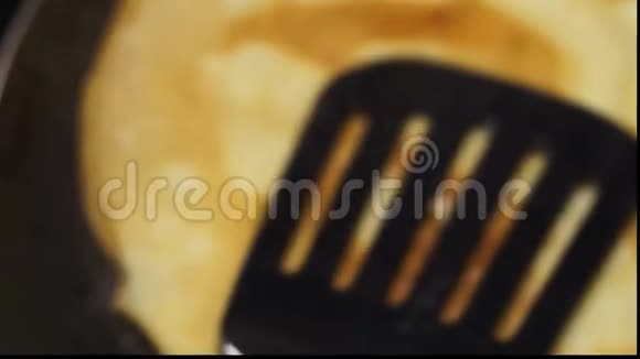 新鲜的自制薄饼视频的预览图