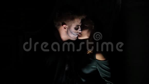万圣节派对夜晚暮色中的可怕男人在光线下穿着一个可怕的女巫化妆视频的预览图
