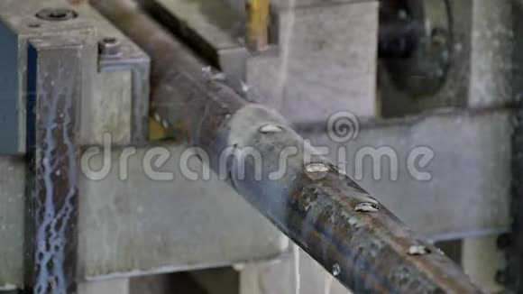 金属铁钻孔在工厂缓慢运动视频的预览图