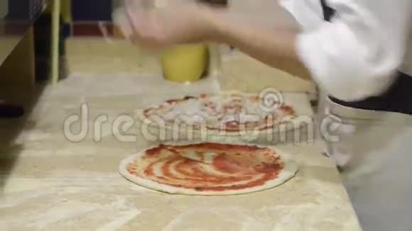 由两个专业的比萨饼制造商准备披萨视频的预览图