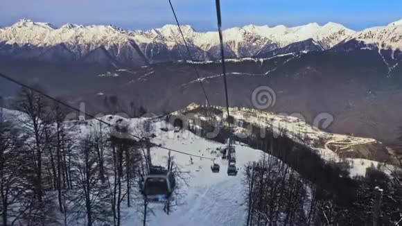 从雪山的木轮上射击滑雪场视频的预览图