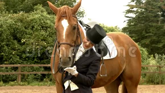 盛装舞步骑手和她的马视频的预览图