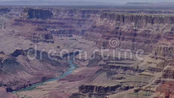 亚利桑那州大峡谷横跨大峡谷和科罗拉多河的平底锅视频的预览图