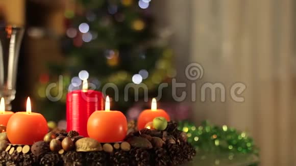 节日花圈圣诞花圈蜡烛燃烧运动视频的预览图