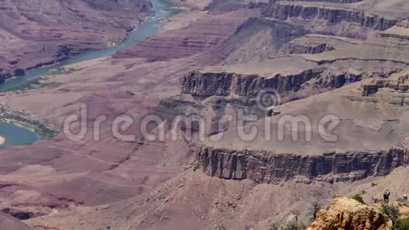 亚利桑那州大峡谷一个横跨大峡谷底部的平底锅视频的预览图