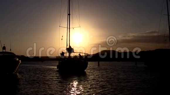 夕阳下的帆船视频的预览图