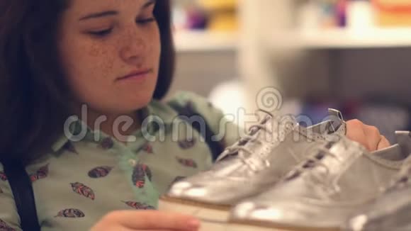 商店里的一位年轻女士疡季型鞋视频的预览图