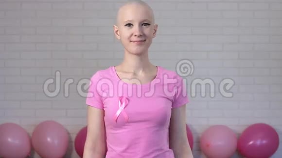 坚强快乐的乳腺癌幸存者展现二头肌对乳腺癌的认知视频的预览图