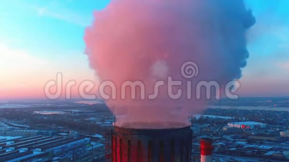 城市背景下工业管道的烟雾视频的预览图
