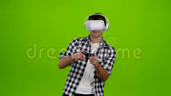 男人用耳机和虚拟现实眼镜玩游戏工作室视频的预览图