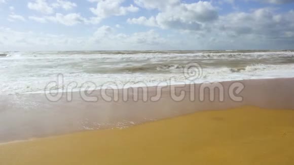 沙质海岸的小风暴波视频的预览图