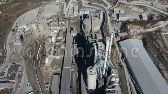 农村大型工业混凝土制造厂鸟瞰图视频的预览图