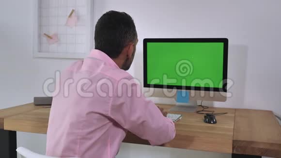 无法辨认的男人在室内使用电脑视频的预览图