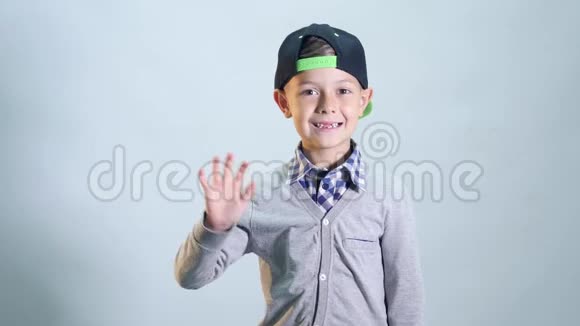 那男孩带着一个无牙的微笑挥舞着他的手视频的预览图