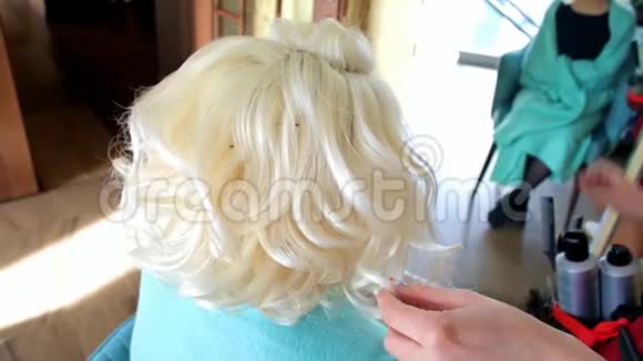 口渴的过程主人做发型女孩新娘的发型视频的预览图