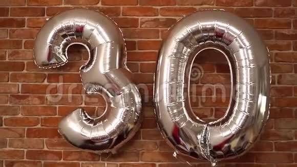 生日快乐30岁生日气球在砖块背景上波浪视频的预览图