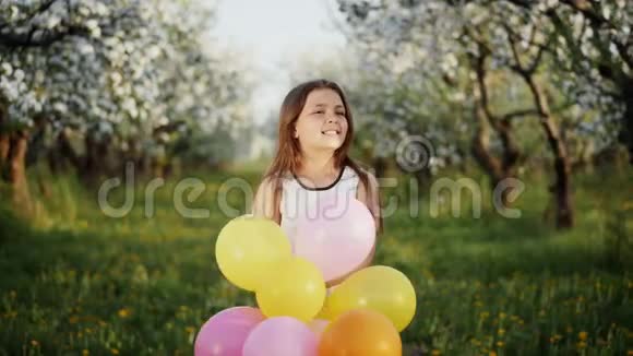 小女孩在盛开的苹果园视频的预览图
