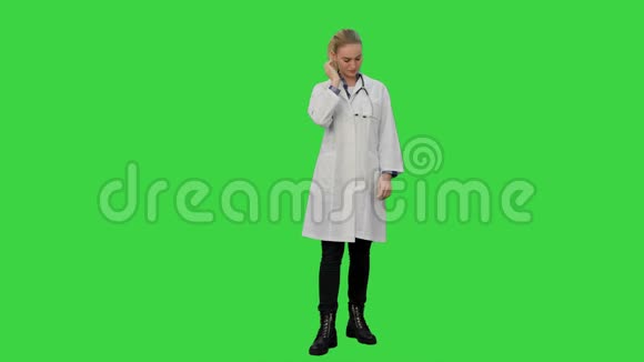 年轻女性疲劳在绿色屏幕上头痛Chroma键视频的预览图