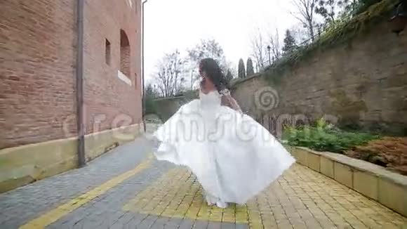 新娘跑来跑去围着他转摆姿势对着镜头慢动作视频的预览图
