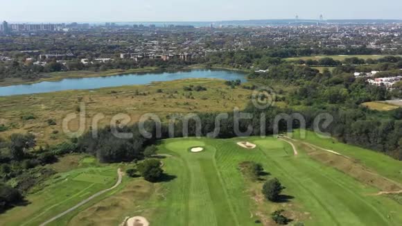 提供高尔夫球场码头城市和海洋的空中景观视频的预览图