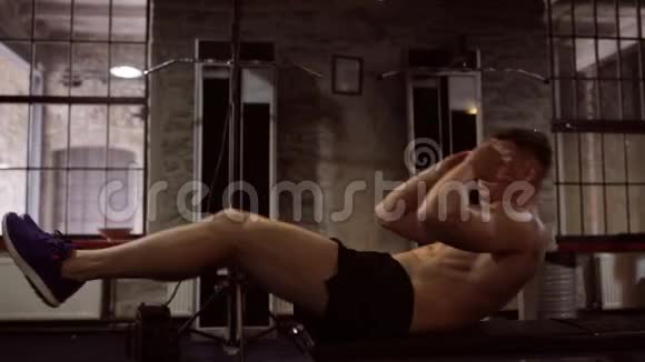 年轻人在健身房做仰卧起坐的腹部运动视频的预览图