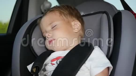 婴儿在路上睡在车里睡在车后座上的孩子动作很慢视频的预览图