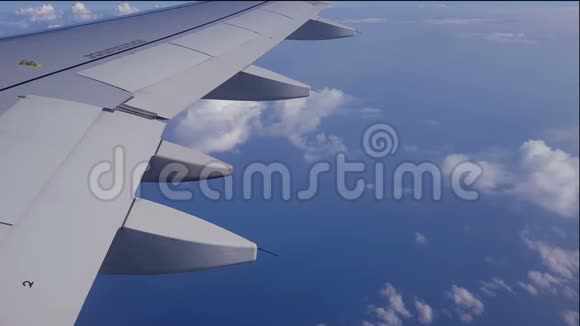 飞行在云层之上的飞机的机翼视频的预览图