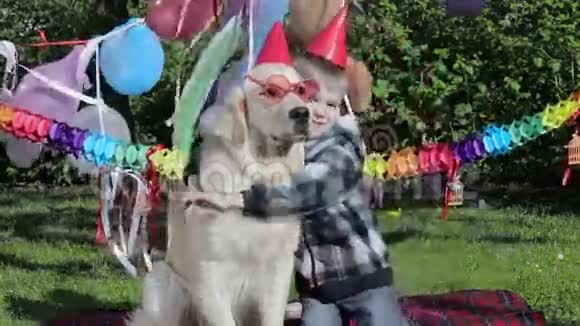 过敏男孩和一只狗视频的预览图