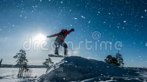 电影院新手滑雪板跳跃与轻雪跳板冬季景观视频循环视频的预览图