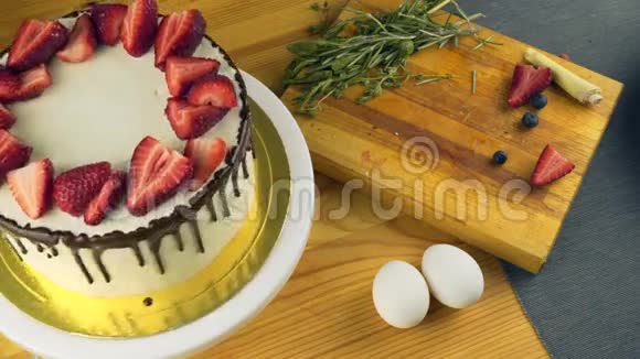 厨师桌上放着草莓蛋糕视频的预览图