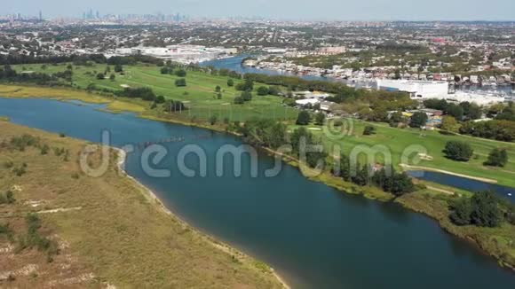 提供高尔夫球场码头城市和海洋的空中景观视频的预览图
