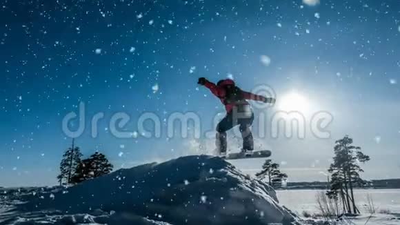 电影院新手滑雪板跳跃与轻雪跳板冬季景观视频循环视频的预览图