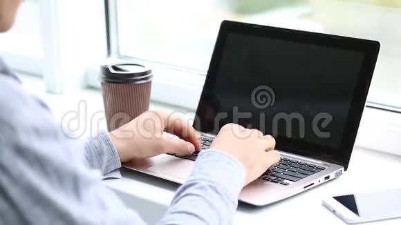 手的视图快速键盘在笔记本电脑上视频的预览图