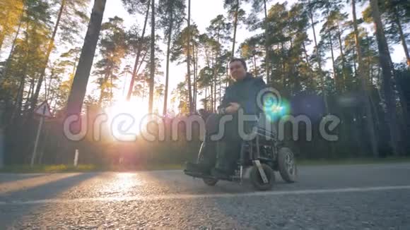 残疾人坐在轮椅外面视频的预览图