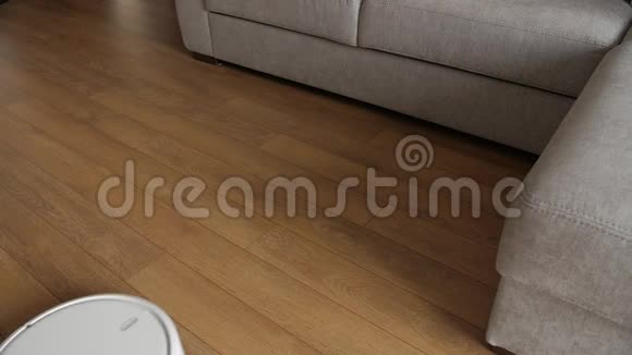 棕色地板客厅清洁技术机智能机器人吸尘器视频的预览图