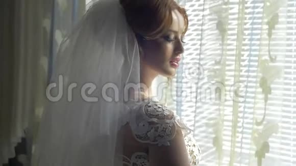 美丽新娘在室内窗户上的肖像视频的预览图