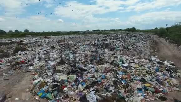 空气垃圾堆里一大堆空瓶子袋子和其他塑料视频的预览图