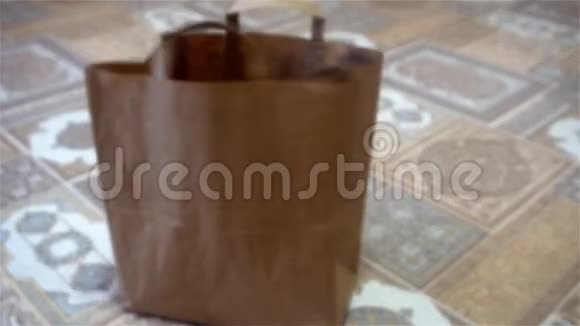 女性手在纸袋中扔空塑料瓶视频的预览图