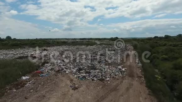 空气垃圾堆里一大堆空瓶子袋子和其他塑料视频的预览图