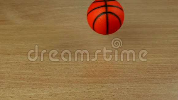 木桌上的篮球视频的预览图