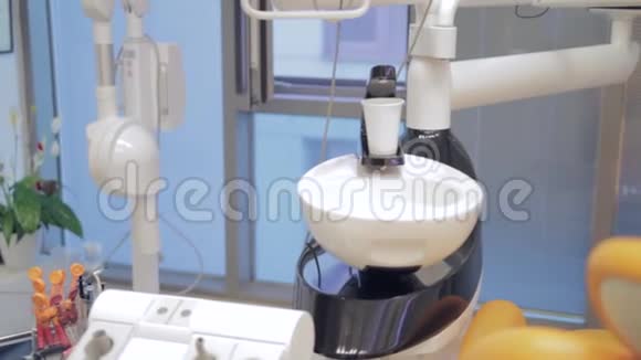 一张感人的照片显示牙医办公室视频的预览图