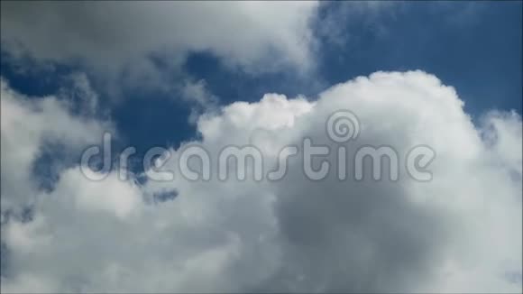 时间流逝的雨云飘过深蓝的天空泰国季风季节视频的预览图