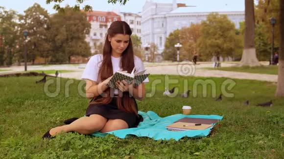有魅力的女孩在户外学习视频的预览图