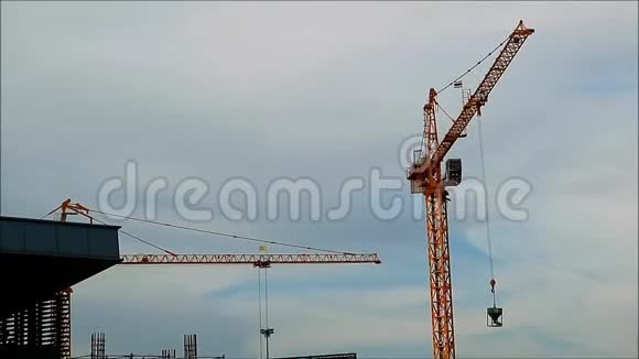 曼谷建筑工地的起重机逆天移动视频的预览图