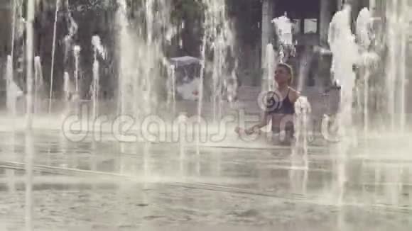 年轻女子在喷泉里冥想视频的预览图