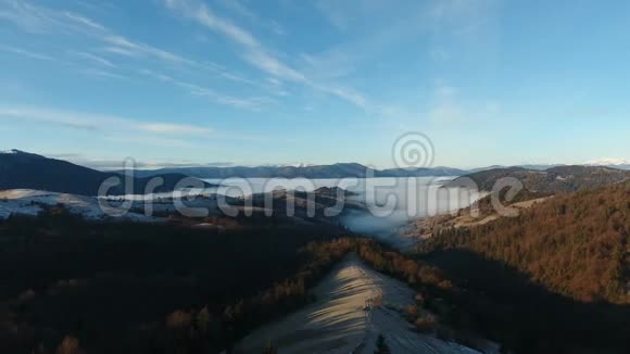 空中乌克兰的雾和云山谷景观视频的预览图